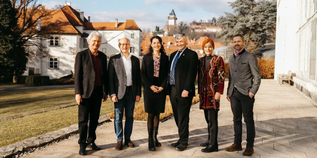 Teilnehmer:inne des Runden Tisches zur A9. v.l.n.r.: v.l.: Werner Prutsch (Leiter des Umweltamts), Prof. Martin Fellendorf (TU Graz), Sandra Krautwaschl (Grüne Steiermark), Prof. Karl Steininger (Wegener Center der Universität Graz), Prof. Gerlind Weber (Raumplanerin) und Markus Frewein (Verkehrsplaner).