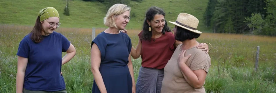 Leonore Gewessler und Sandra Krautwaschl im Krautmoos.
