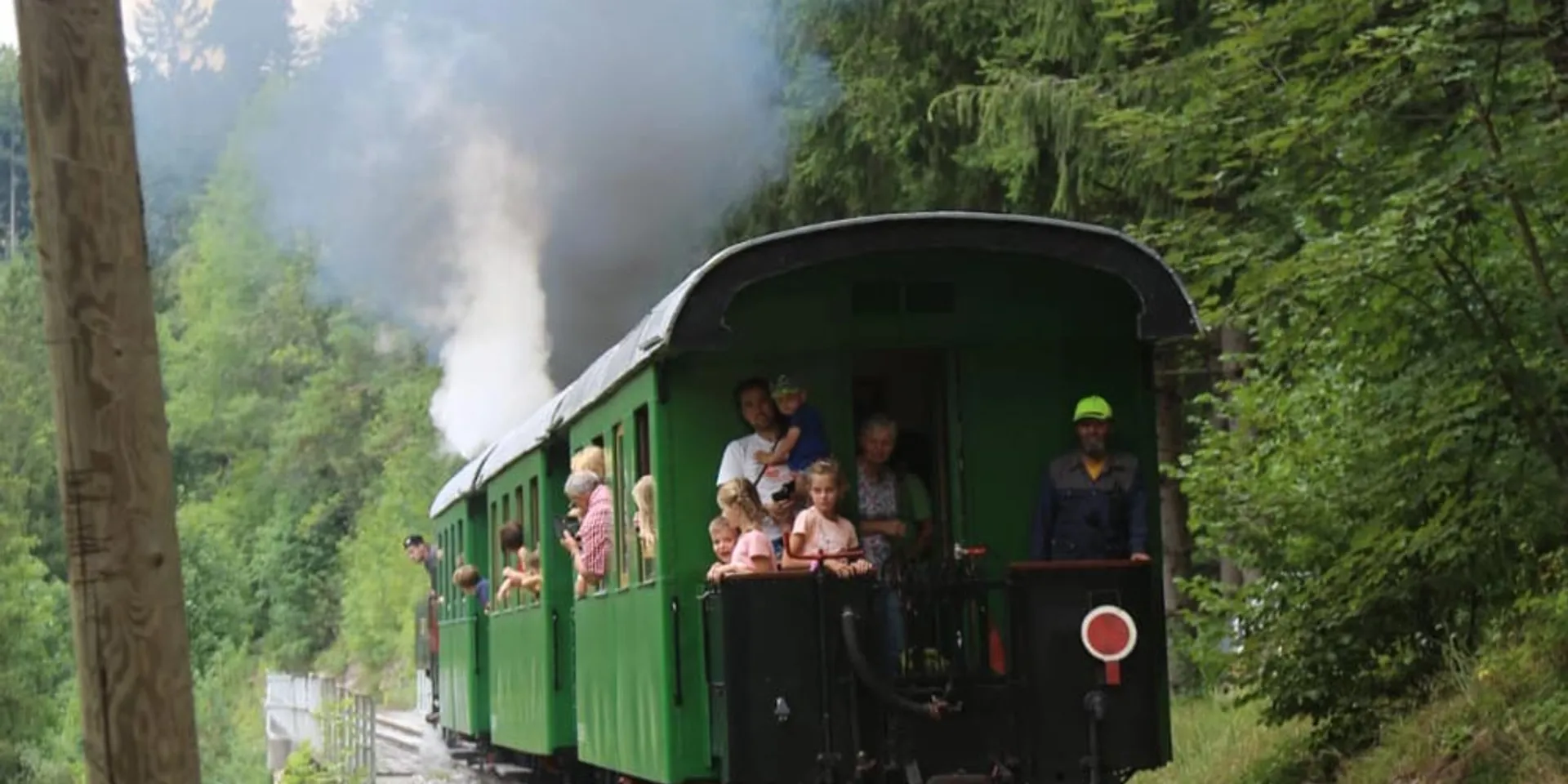 Feistritztalbahn mit Menschen im Zug.
