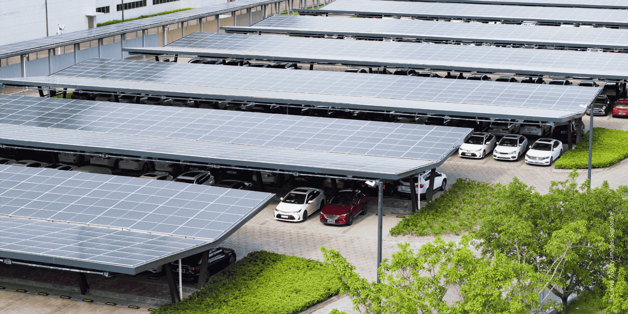 Parkplatz ist mit PV überdacht und ermöglicht eine Doppelnutzung der versiegelten Fläche.