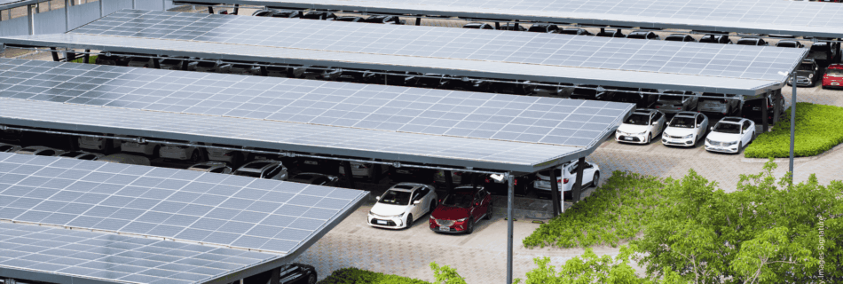 Parkplatz ist mit PV überdacht und ermöglicht eine Doppelnutzung der versiegelten Fläche.