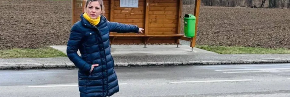 Julia Reichart an der Bushaltestelle an der B 65.