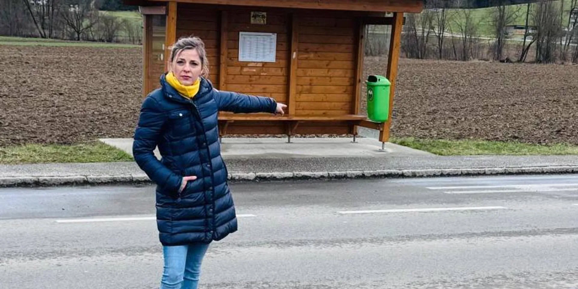 Julia Reichart an der Bushaltestelle an der B 65.
