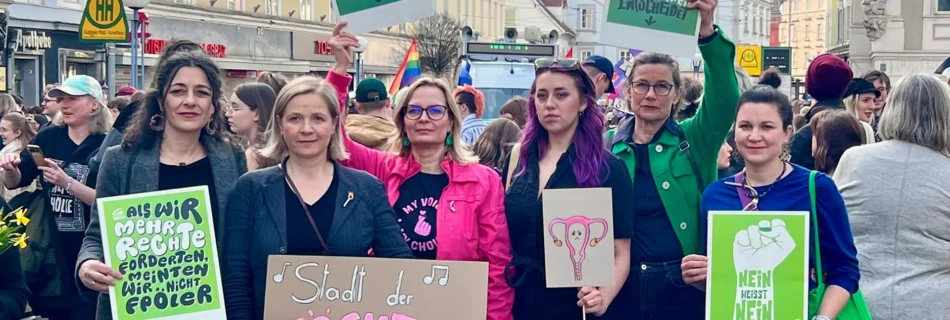 Grüne Abgeordnete und Gemeinderätinnen auf der Frauendemo in Graz. Von Links: andra Krautwaschl, Judith Schwentner, Veronika Nitsche, Anna Slama, Alexandra Würz-Stadler und Verena Kriegl