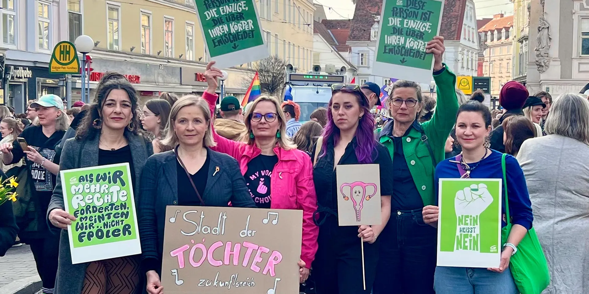 Grüne Abgeordnete und Gemeinderätinnen auf der Frauendemo in Graz. Von Links: andra Krautwaschl, Judith Schwentner, Veronika Nitsche, Anna Slama, Alexandra Würz-Stadler und Verena Kriegl