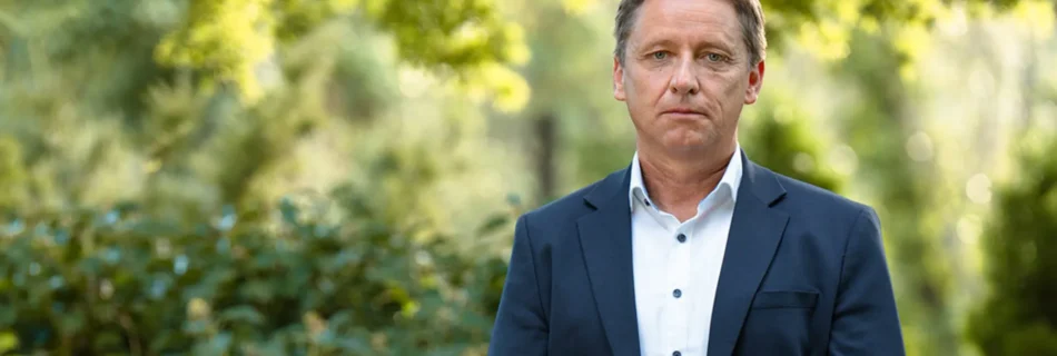 Potrait von Lambert Schönleitner vor grüner Kulisse