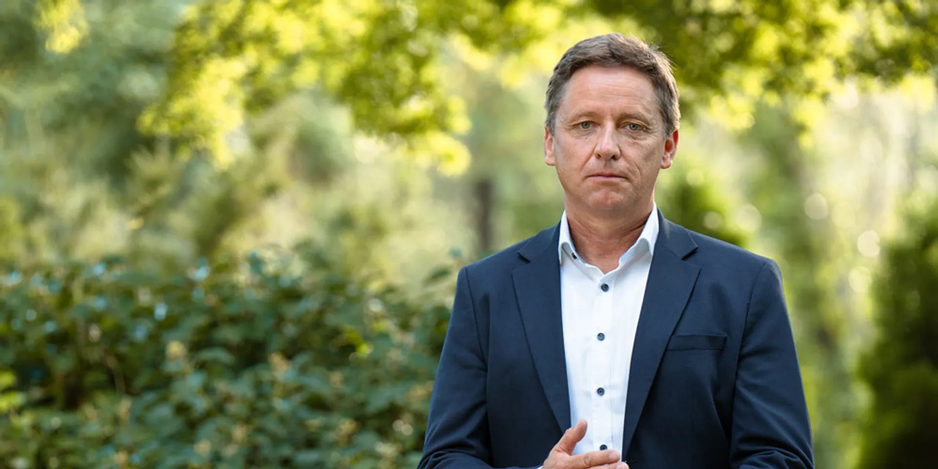 Potrait von Lambert Schönleitner vor grüner Kulisse