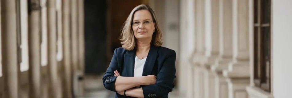 Landtagsabgeordnete Veronika Nitsche in den Gängen des Landhauses in Graz