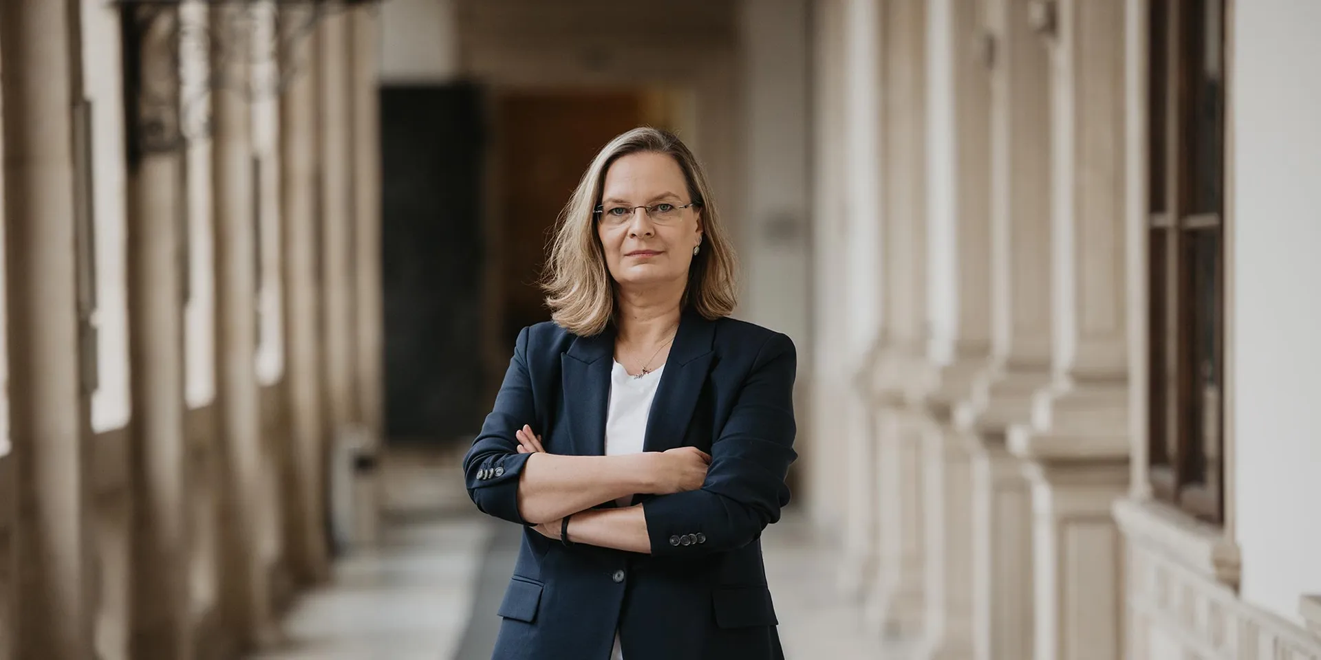 Landtagsabgeordnete Veronika Nitsche in den Gängen des Landhauses in Graz
