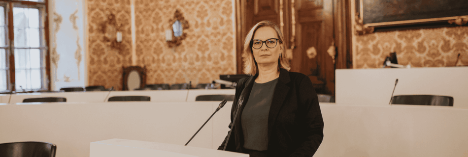 Veronika Nitsche am Rednerpult in der Landstube im Landhaus in Graz