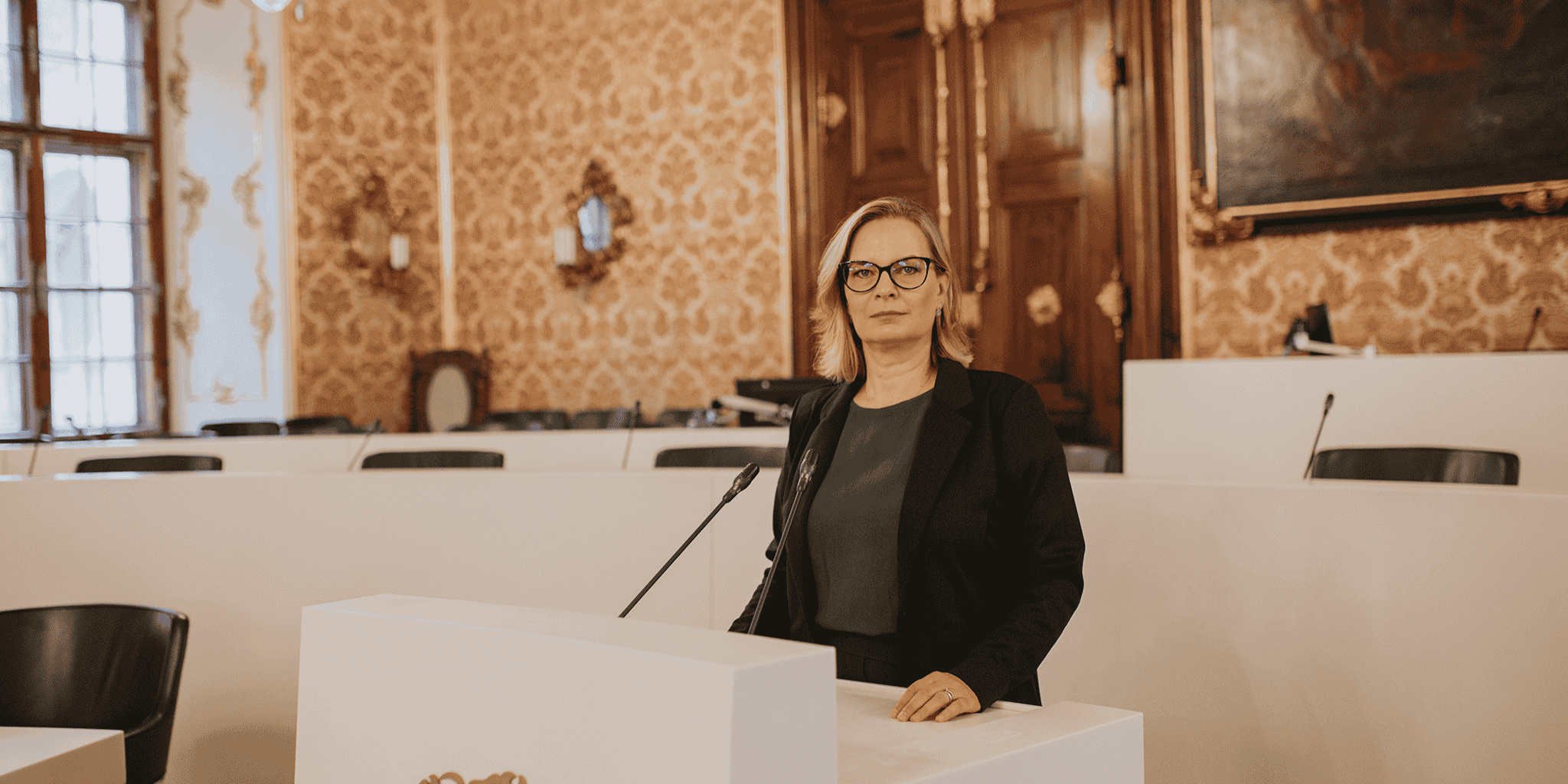 Veronika Nitsche am Rednerpult in der Landstube im Landhaus in Graz