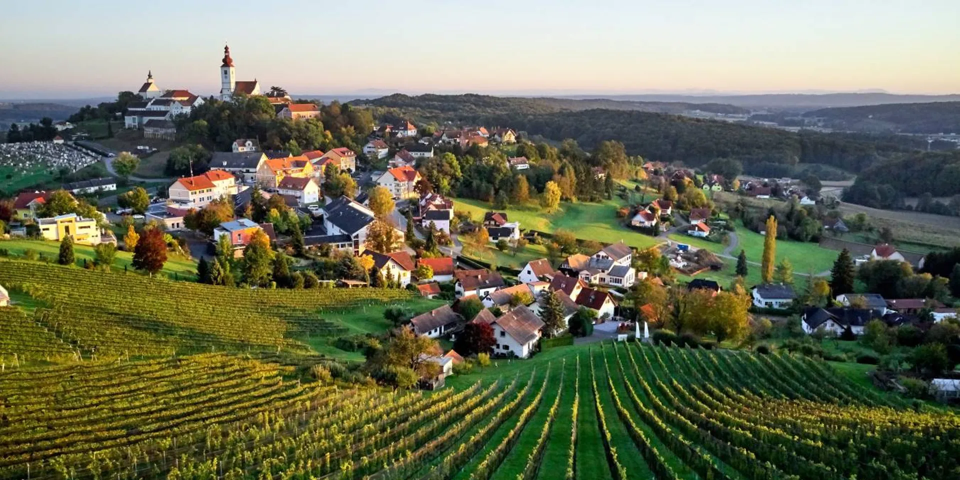 Gemeinde in der Steiermark, umgeben von Weinbergen.
