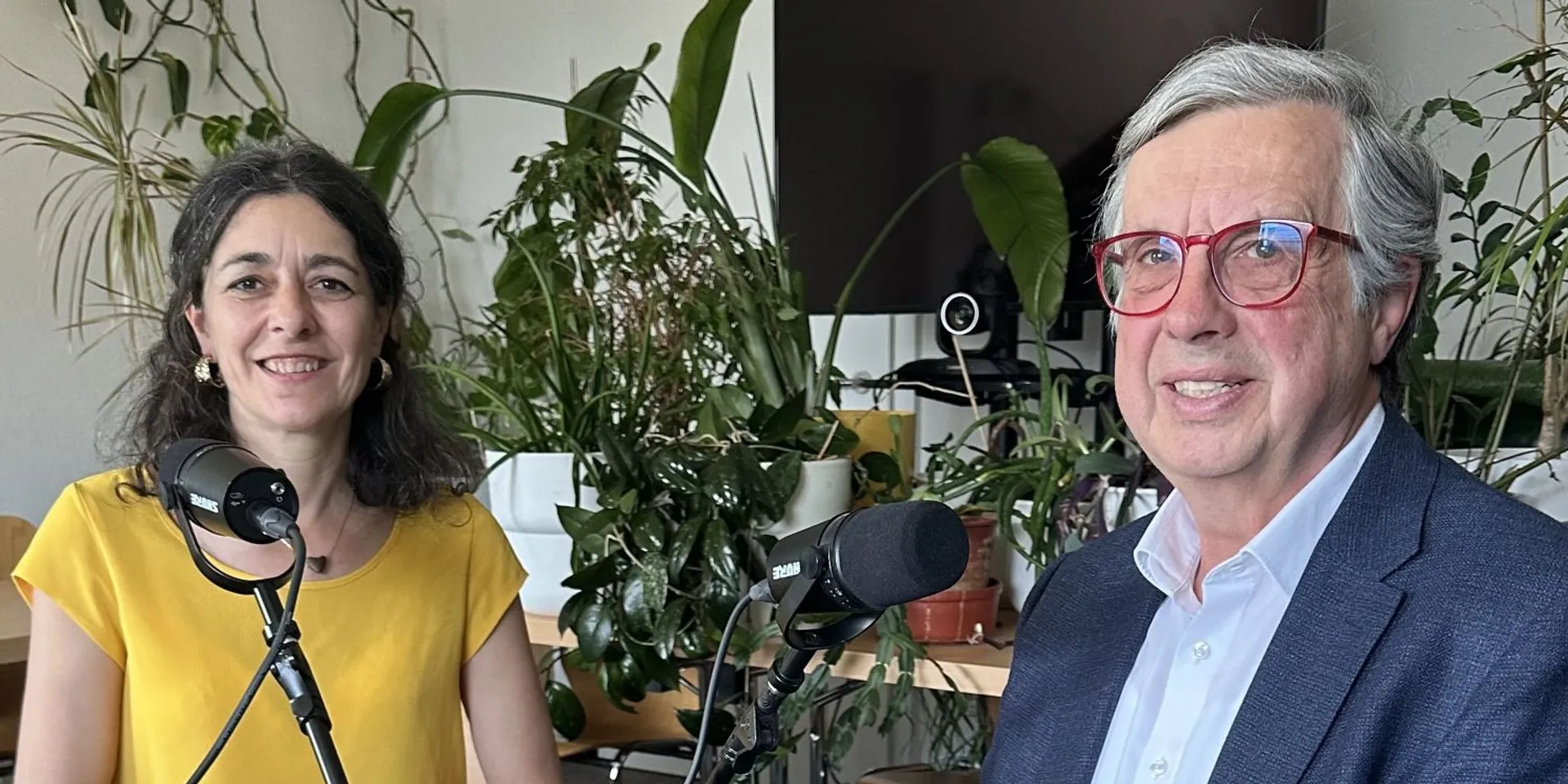Sandra Krautwaschl und Ex-Rektor Samonigg bei der Aufzeichnung des Podcasts