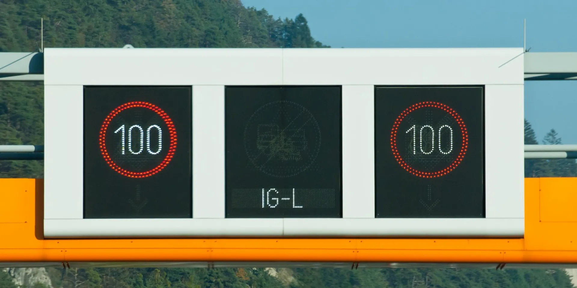 Over-Head Anzeigetafel mit angezeigtem Tempo 100 und Ergänzung IG-L