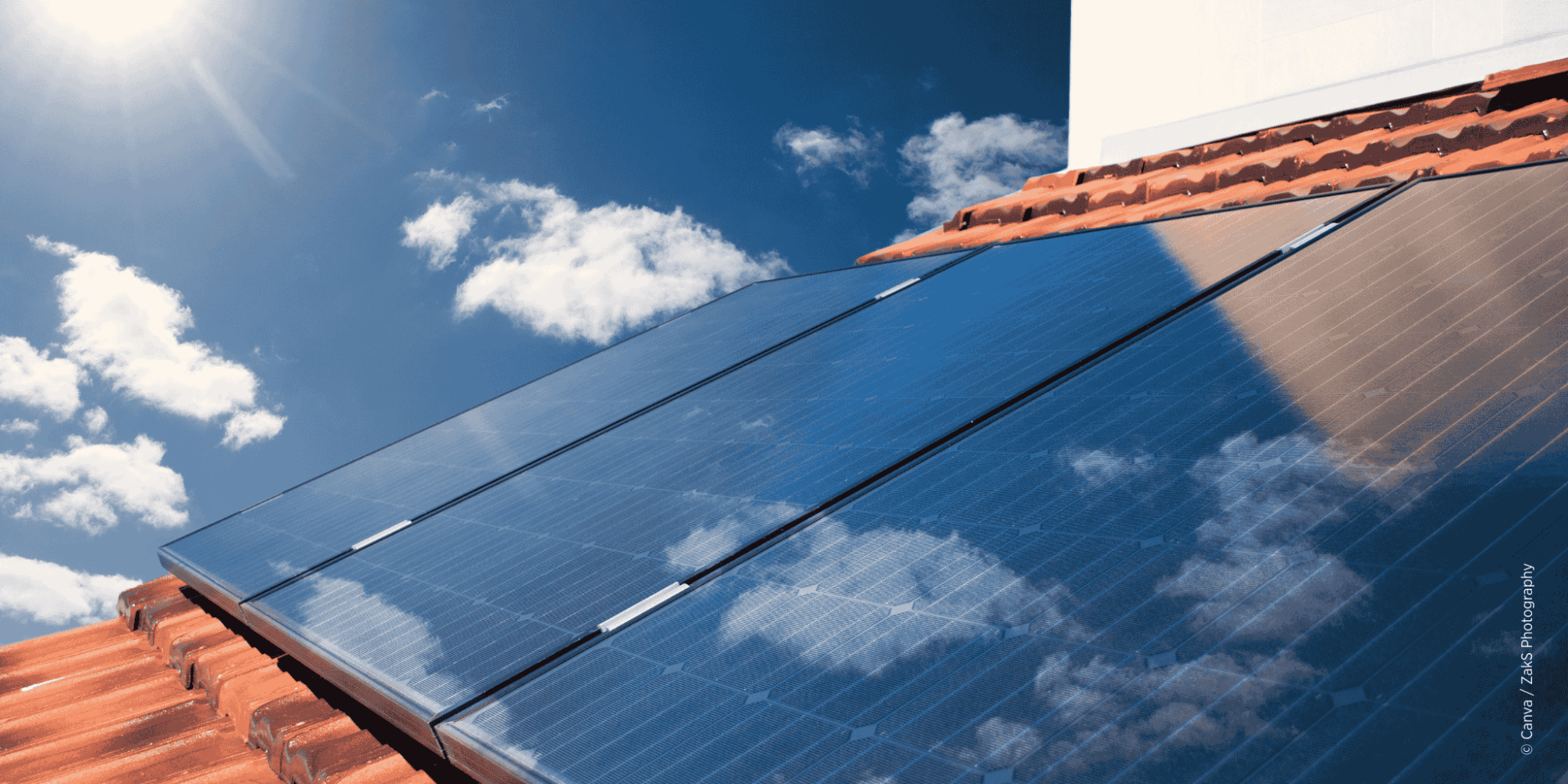 Solarpanäle produzieren an einem schönen Tag Sonnenkraft