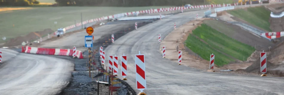 Straßenbaustelle in Arbeit ohne Bauarbeiter:innen