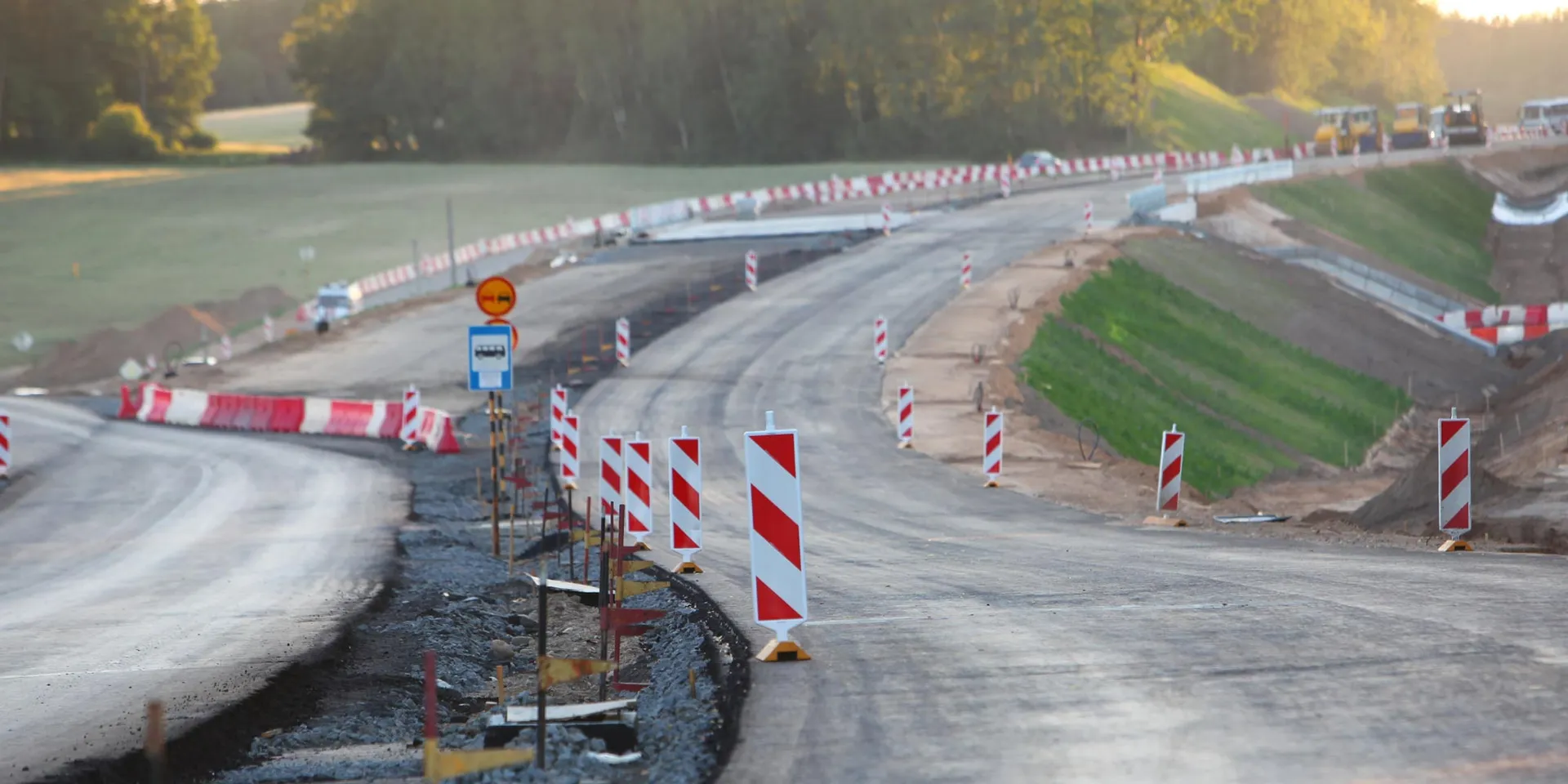 Straßenbaustelle in Arbeit ohne Bauarbeiter:innen