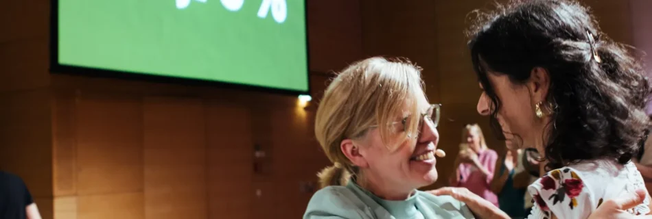 Sandra Krautwaschl und Leonore Gewessler umarmen sich beim Bundeskongress in Wien.
