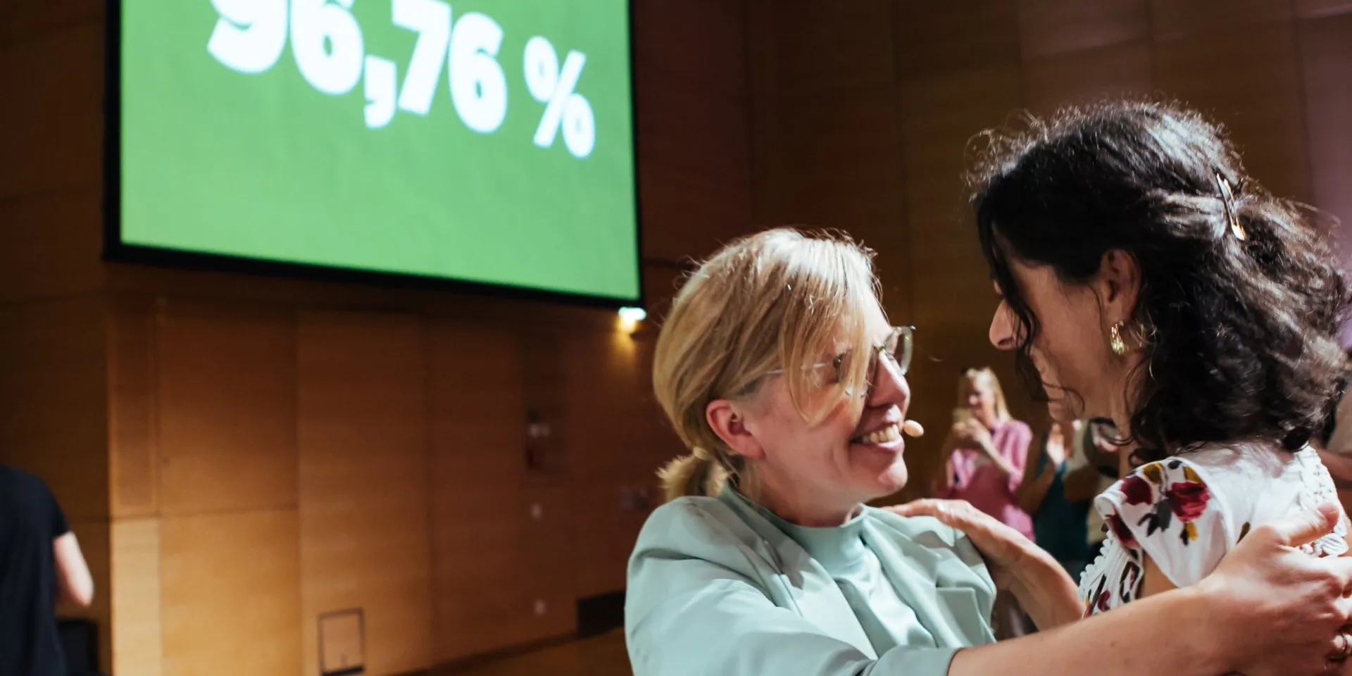 Sandra Krautwaschl und Leonore Gewessler umarmen sich beim Bundeskongress in Wien.