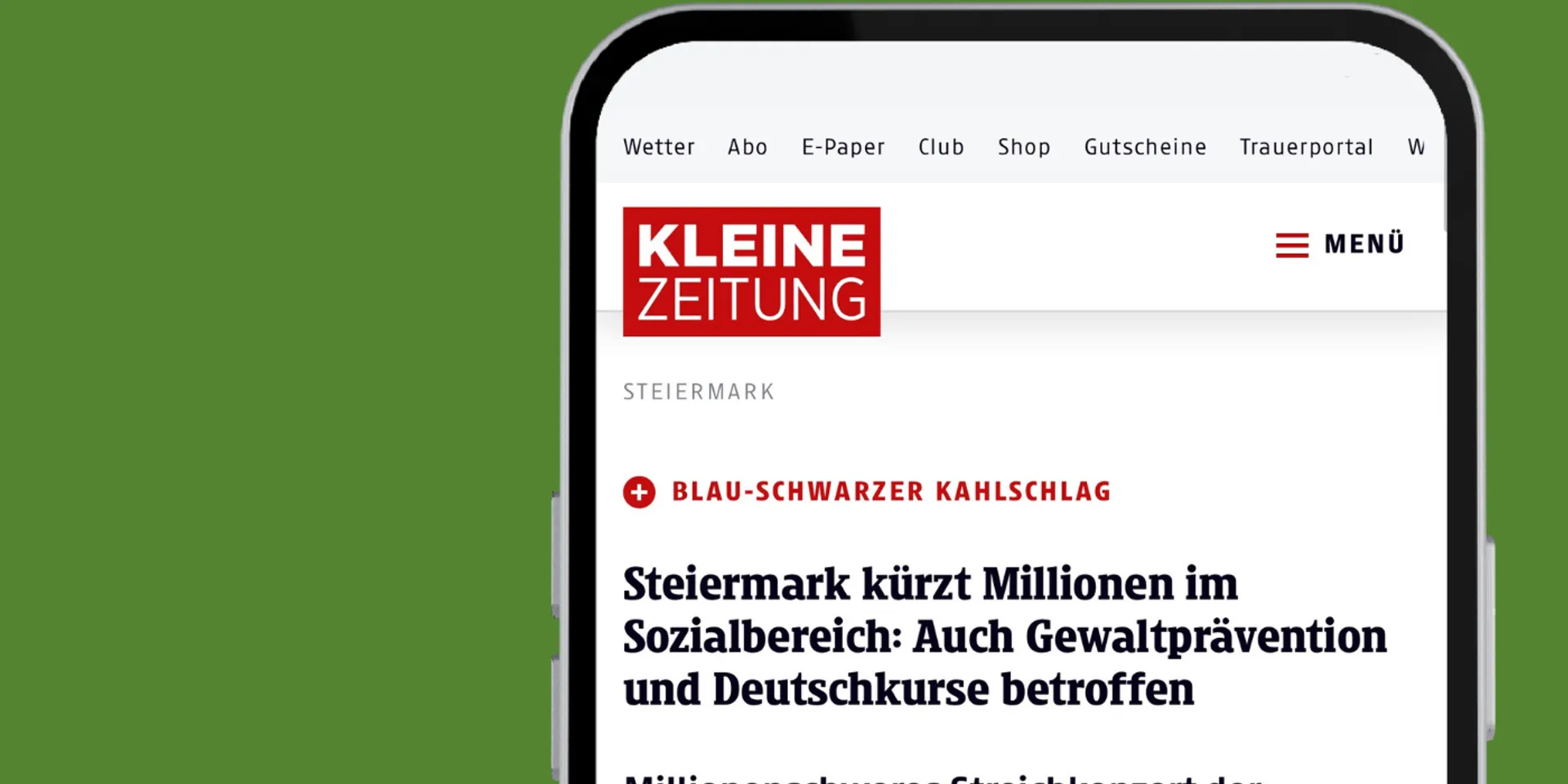 Zeitungsbericht der Kleinen Zeitung mit der Schlagzeile "Steiermark kürzt Millionen im Sozialbereich: Auch Gewaltprävantion und Deutschkurse betroffen" in eine Smartphone eingebettet auf grünem Hintergrund.