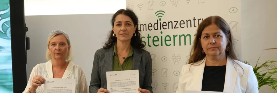 Claudia Klimt-Weithaler (KPÖ), Sandra Krautwaschl (Grüne) und Doris Kampus (SPÖ) im Medienzentrum Steiermark mit dem Misstrauensantrag in den Händen.
