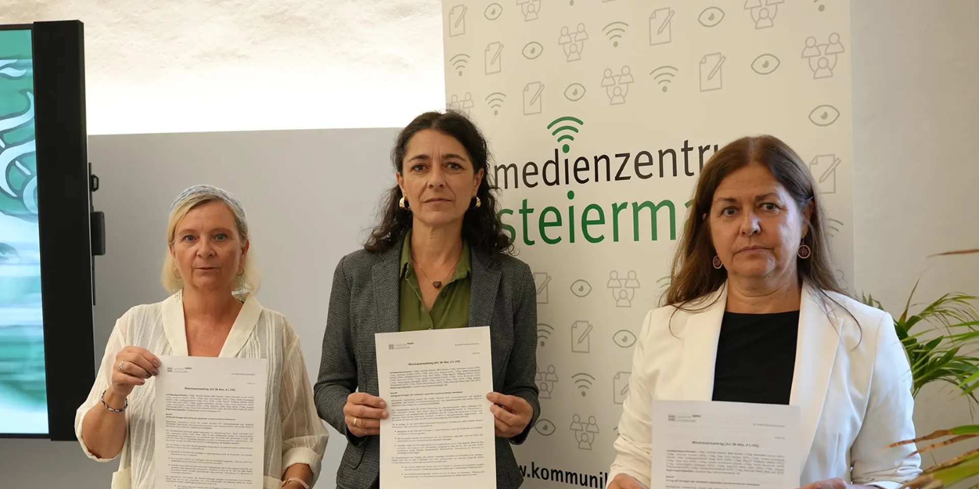 Claudia Klimt-Weithaler (KPÖ), Sandra Krautwaschl (Grüne) und Doris Kampus (SPÖ) im Medienzentrum Steiermark mit dem Misstrauensantrag in den Händen.