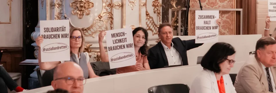 Landtagsabgeordnete Nitsche, Krautwaschl und Schönleitner in der Landstube des Landhaus Graz (Sitzungssaal des Landtages) mit Schildern der Initiative #soziallandretten