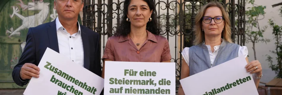 Landtagsabgeordnete Schönleitner, Krautwaschl und Nitsche stehen mit Demonstrationsschildern zu #soziallandretten im Landhaushof vor der steirischen Panther