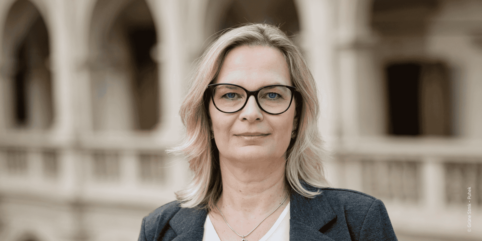 Portrait von Veronika Nitsche, Landtagsabgeordnete der Grünen Steiermark, im Landhaus in Graz