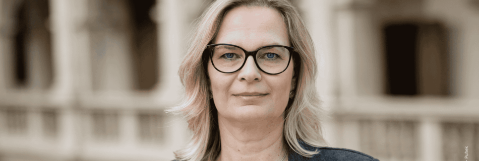 Portrait von Veronika Nitsche, Landtagsabgeordnete der Grünen Steiermark, im Landhaus in Graz