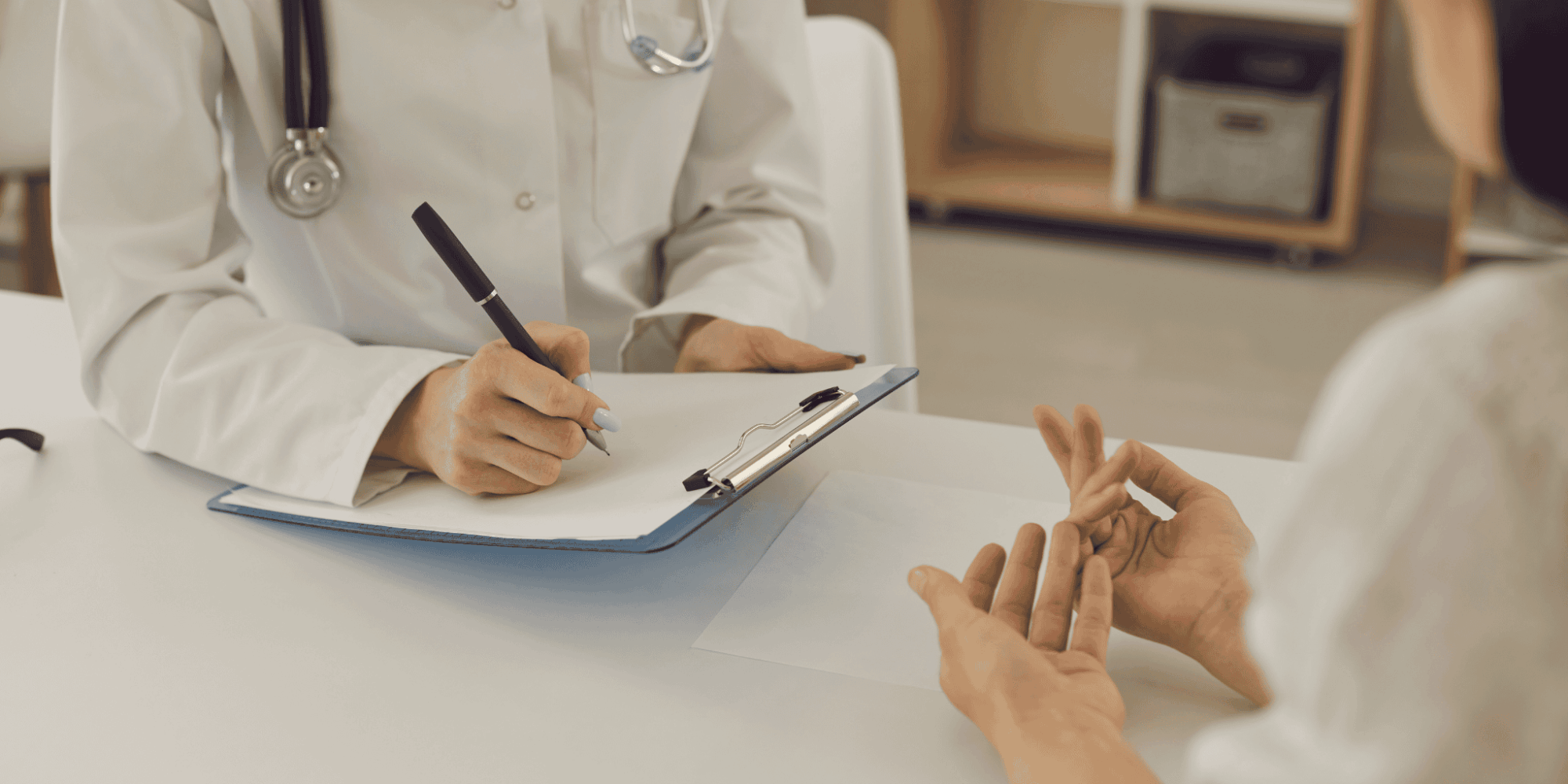 Ärztin im Gespräch mit Patientin während einer medizinischen Beratung im Behandlungszimmer