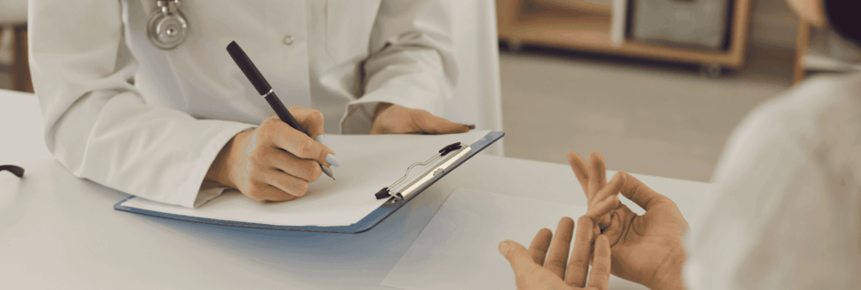 Ärztin im Gespräch mit Patientin während einer medizinischen Beratung im Behandlungszimmer