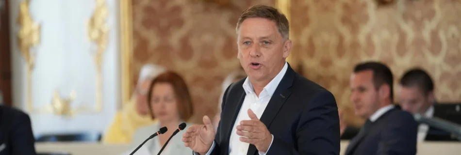 Lambert Schönleitner, Landtagsabgeordneter der Grünen im steirischen Landtag, steht am Rednerpult und gestikuliert während einer Rede.