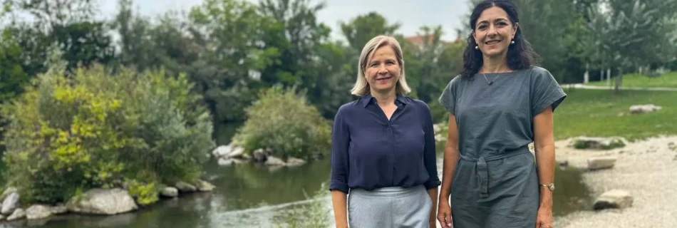 Sandra Krautwaschl und Judith Schwentner von den Grünen stehen am Ufer der Mur und setzen sich für das Flussbaden in der Steiermark ein.