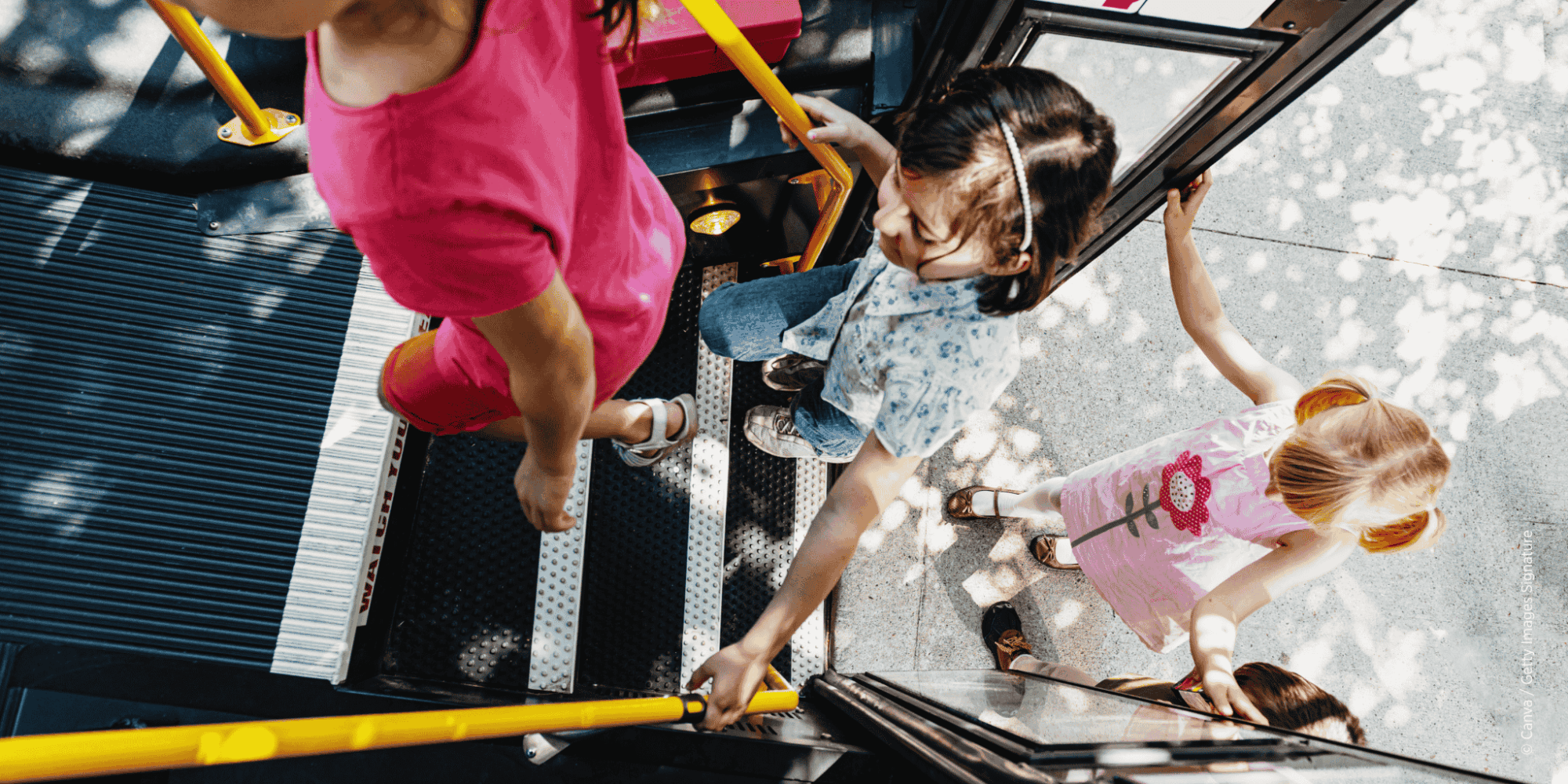 Kinder steigen in einen Bus ein