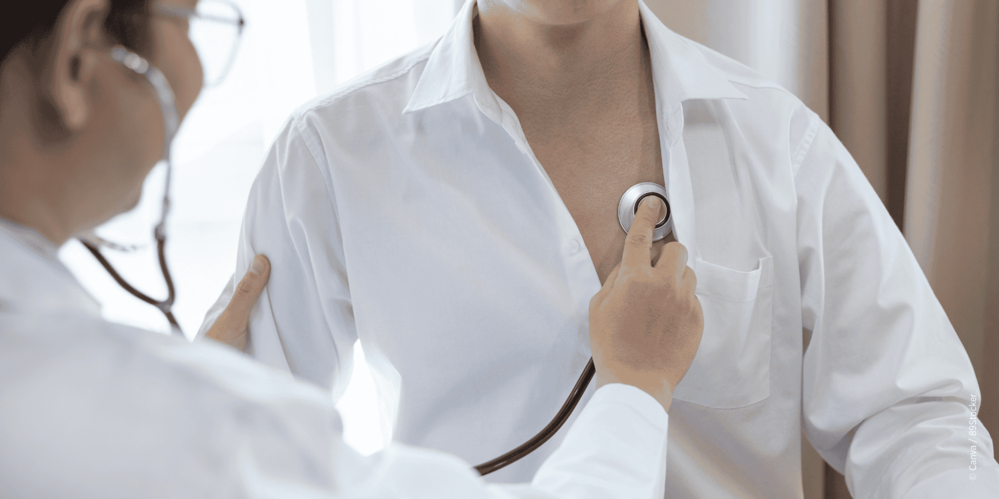 Arzt untersucht die Lungen eines Patienten mit dem Stethoskop.