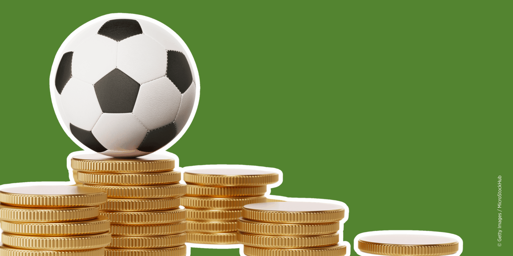 Konzeptbild Sportwetten: Fußball und Münzen symbolisieren Glücksspiel und das Wetten auf beispielsweise Fußballspiele.