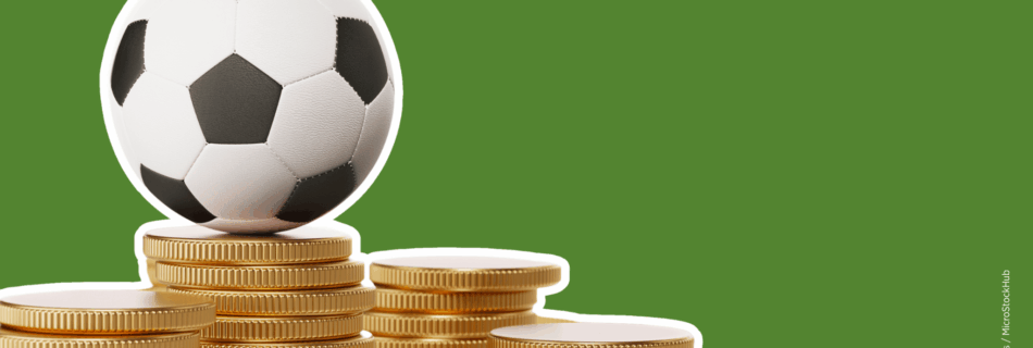 Konzeptbild Sportwetten: Fußball und Münzen symbolisieren Glücksspiel und das Wetten auf beispielsweise Fußballspiele.