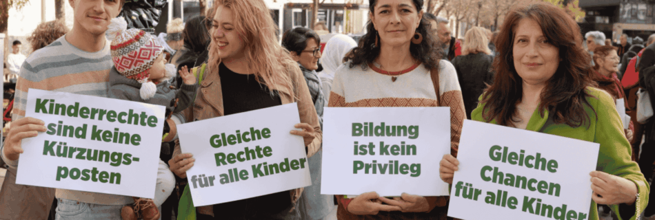 Sandra Krautwaschl, Zeynep Aygan-Romaner, Anna Slama und Markus Konrad beim Protestmarsch für Schulassistenz in Graz