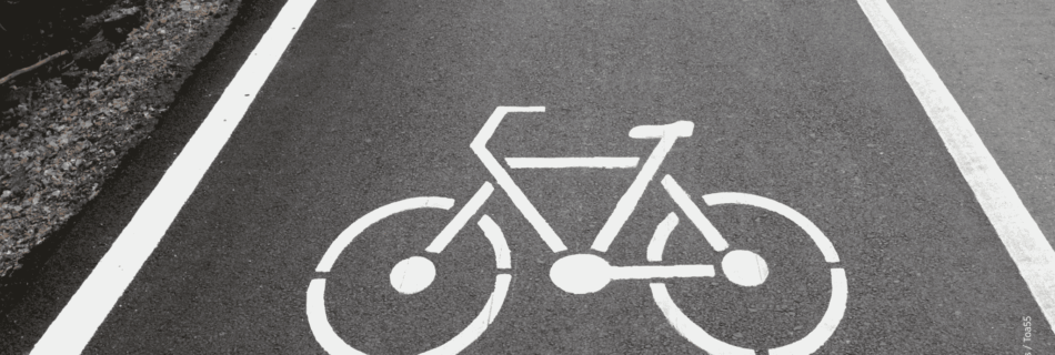 Markierter Radweg auf glattem Asphalt – Symbol für sichere und klimafreundliche Mobilität in der Steiermark