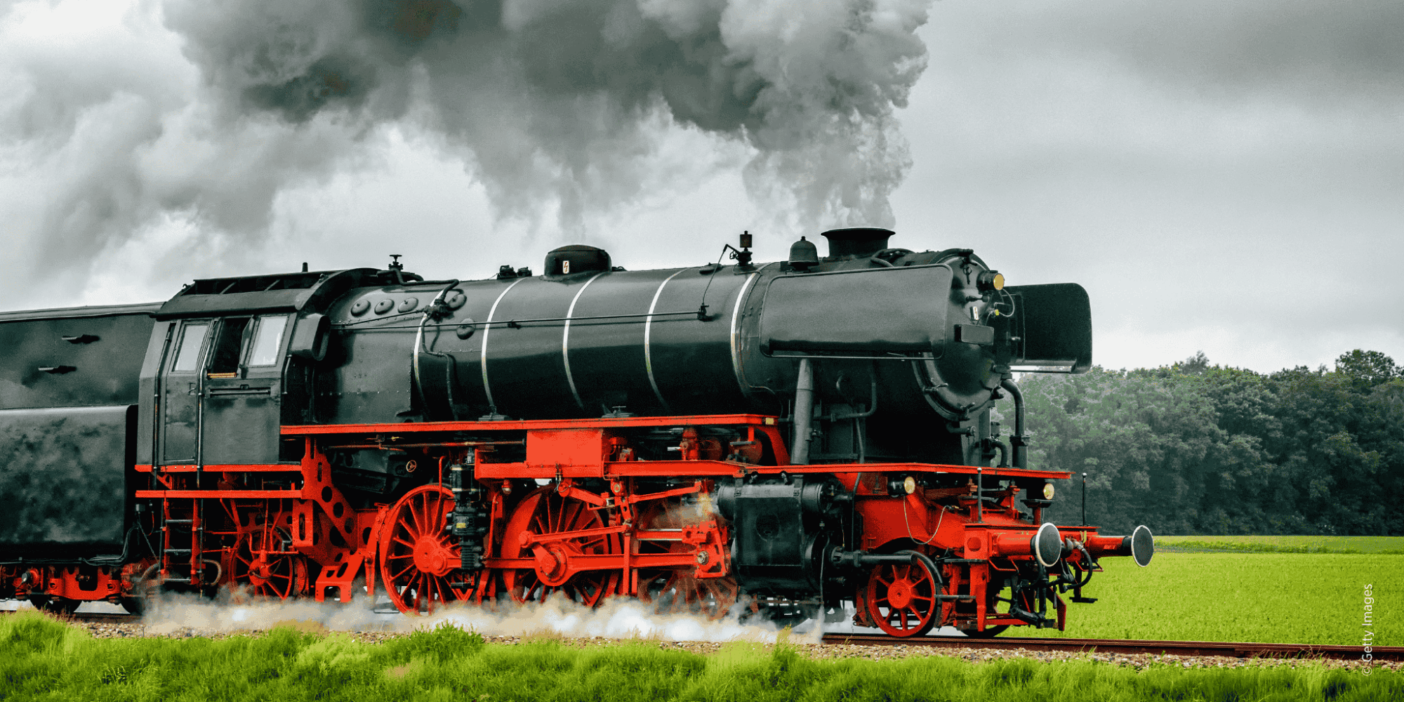 Der historische Zug fährt durch die Steiermark