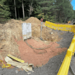Kanalanschluss in einem unbebauten Waldstück am Jostweg in Fürstenfeld, das im Eigentum des Bürgermeisters steht