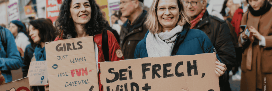 Sandra Krautwaschl und Veronika Nitsche bei Frauenrechtsdemo mit Schildern für Selbstbestimmung und Frauenrechte