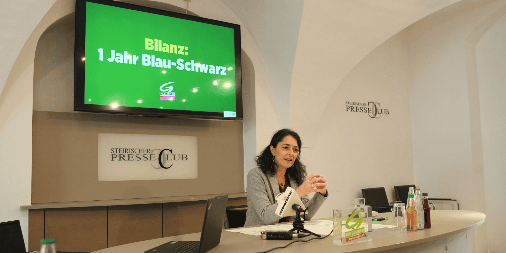 Sandra Krautwaschl spricht bei einer Pressekonferenz über ein Jahr Blau-Schwarz in der Steiermark.