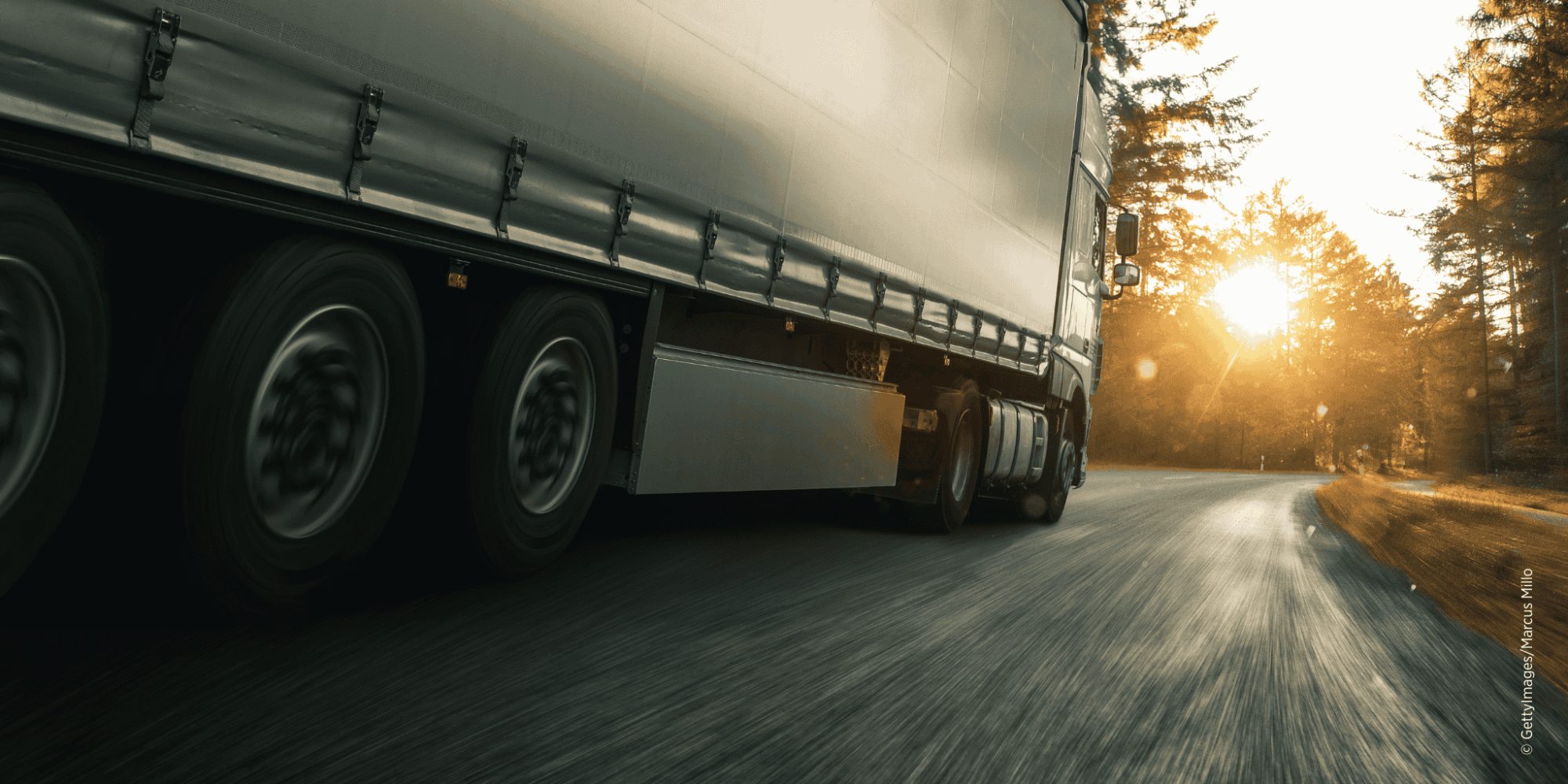 Lkw-Verkehr auf einer Landesstraße als Beispiel für Mautausweichverkehr und Schwerverkehrsbelastung