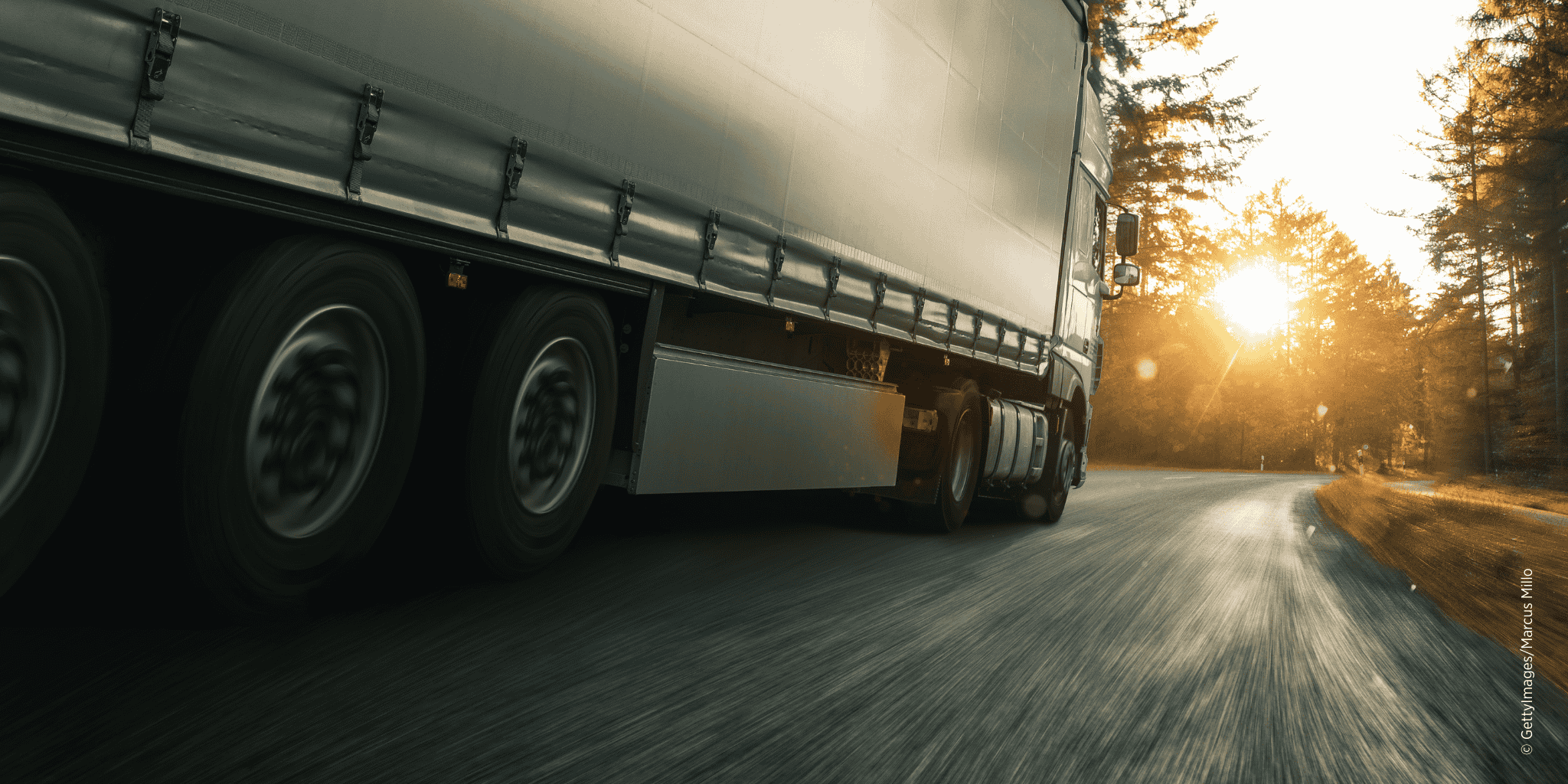 Lkw-Verkehr auf einer Landesstraße als Beispiel für Mautausweichverkehr und Schwerverkehrsbelastung