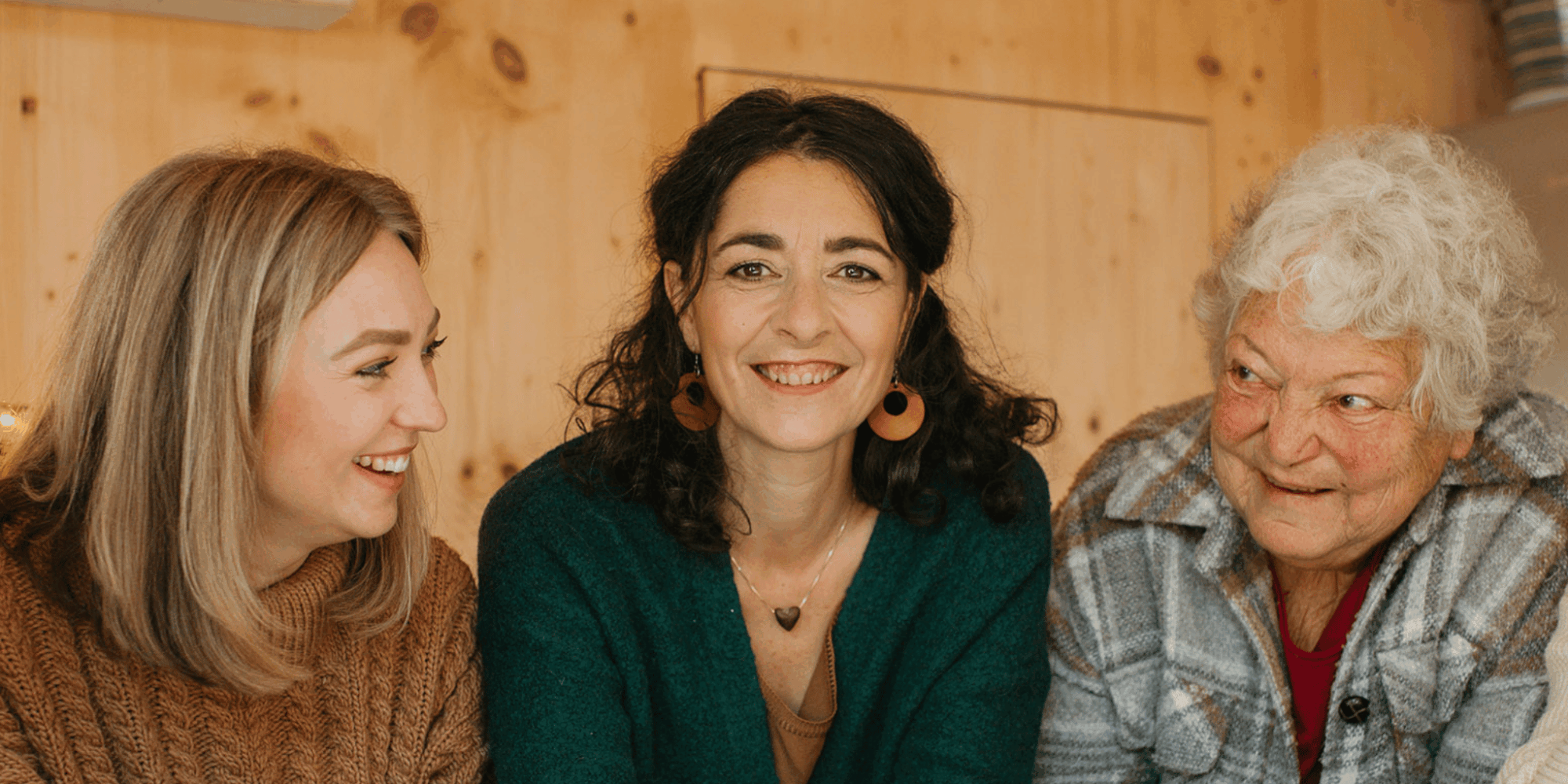 Frauen unterschiedlicher Generationen stehen selbstbewusst zusammen in der Steiermark