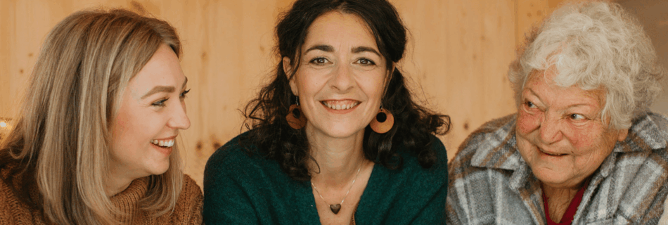 Frauen unterschiedlicher Generationen stehen selbstbewusst zusammen in der Steiermark