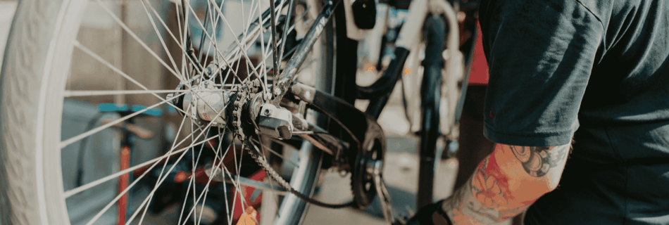 Fahrrad wird bei kostenlosem Radcheck der Grünen Steiermark repariert und überprüft