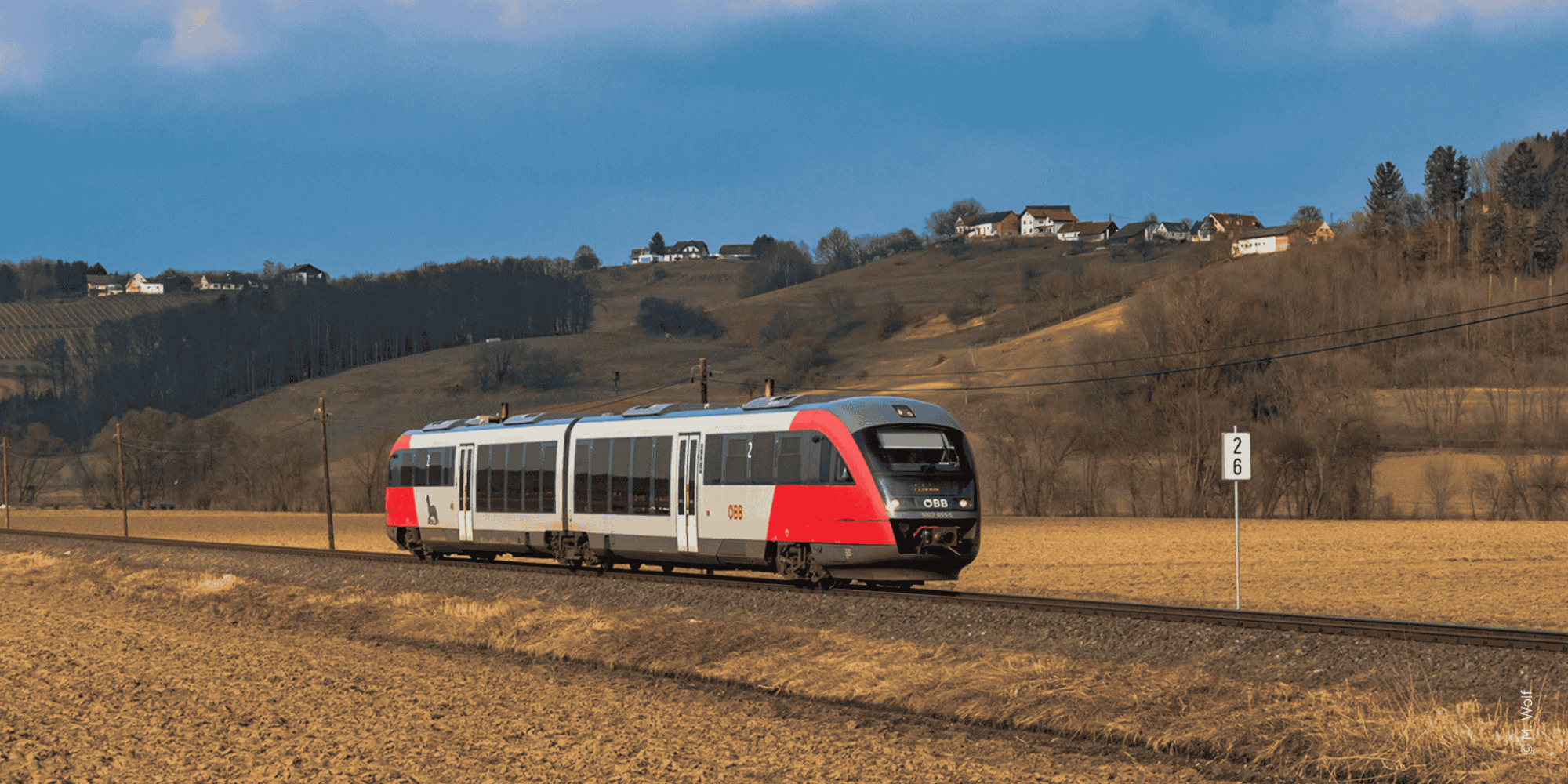 Zug der Thermenbahn in der Oststeiermark zwischen Hartberg und Fehring
